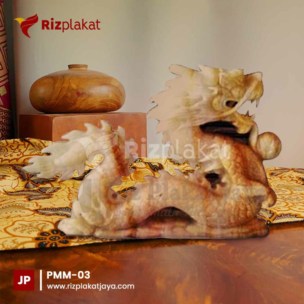 patung naga marmer