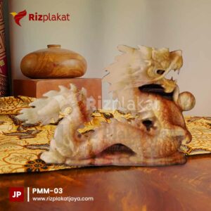 patung naga marmer