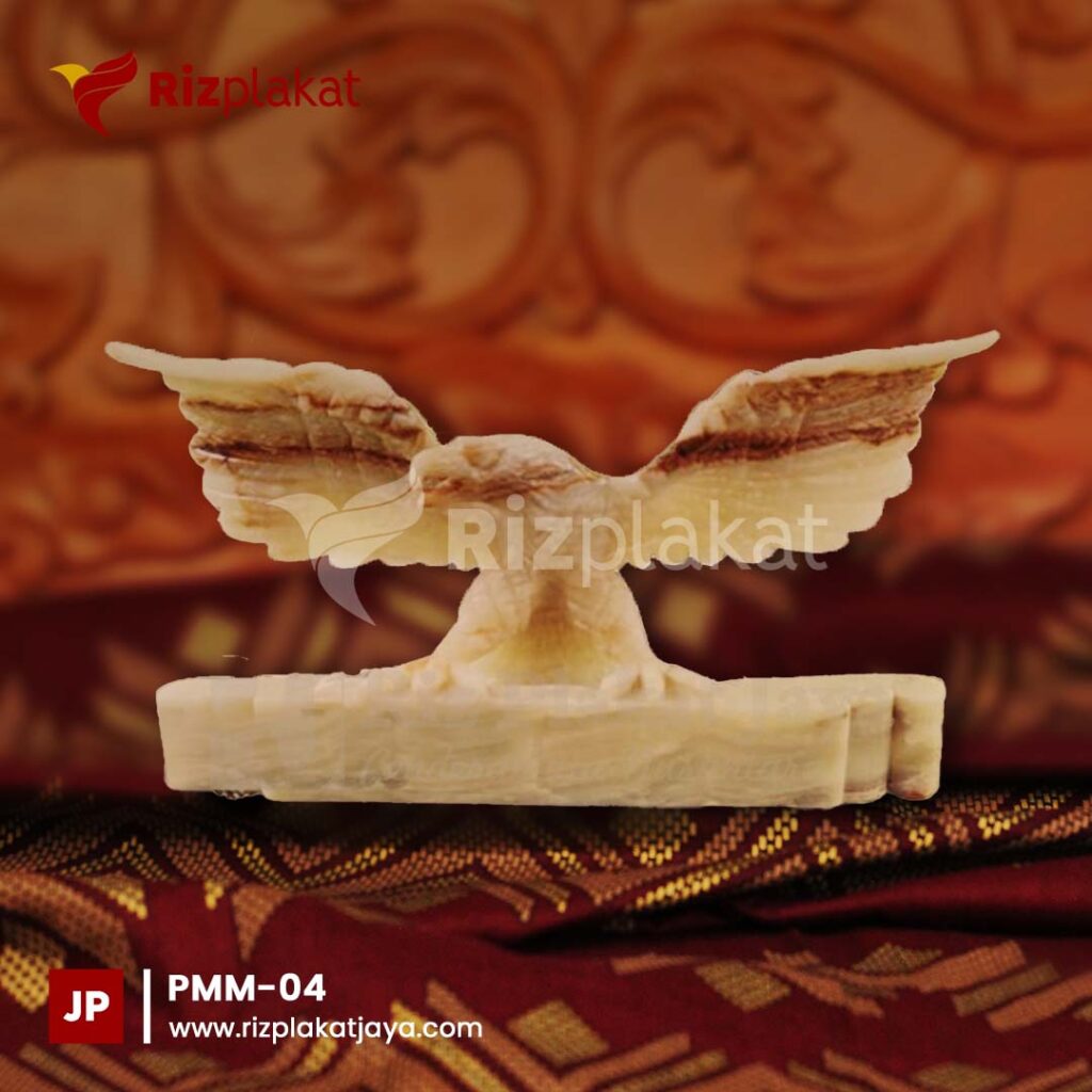 patung marmer burung elang