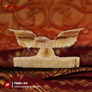 patung marmer burung elang