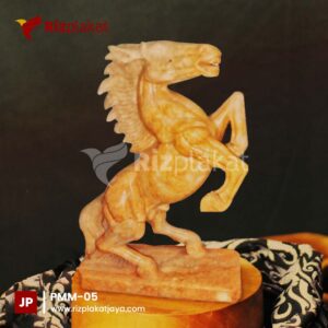 patung marmer kuda