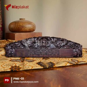papan nama meja kayu