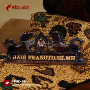 papan nama meja unik