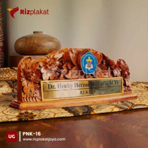 papan nama kayu elegan