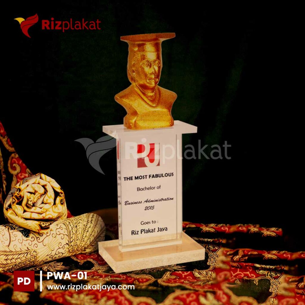 Patung Wisuda Akrilik