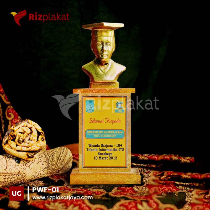PWF-01 patung wisuda fiber