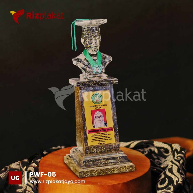 PWF-05 patung resin wisuda murah