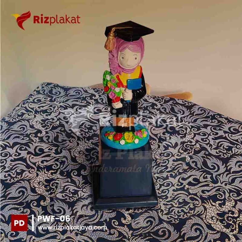 PWF-06 patung resin wisuda unik
