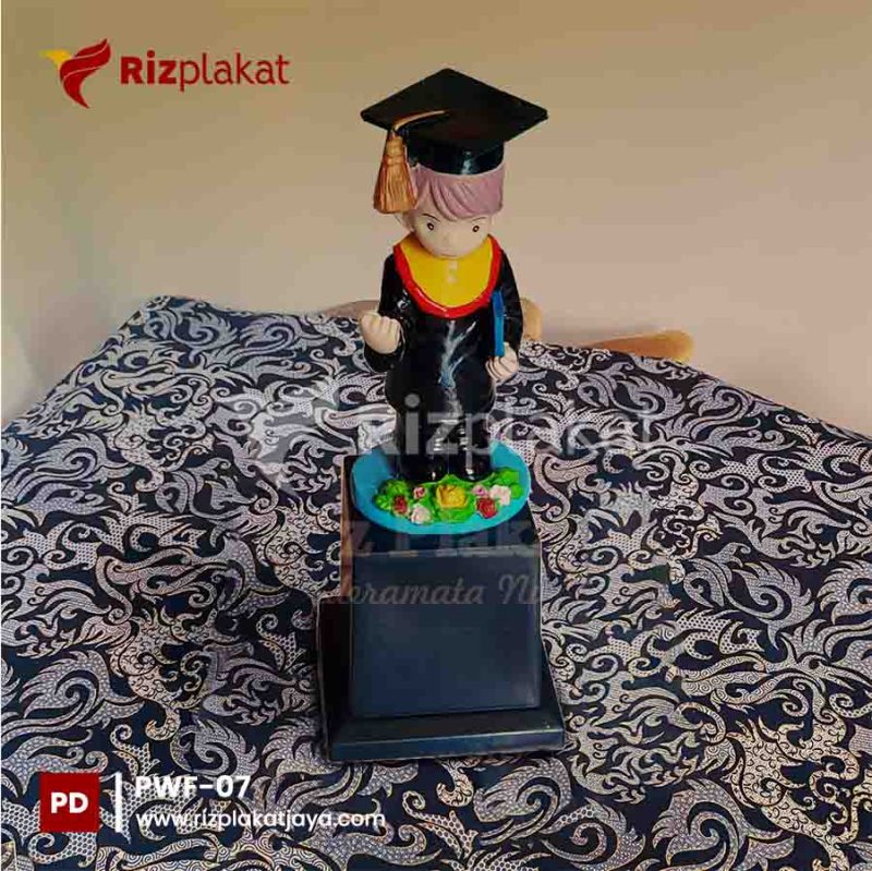 PWF-07 patung wisuda resin Jakarta
