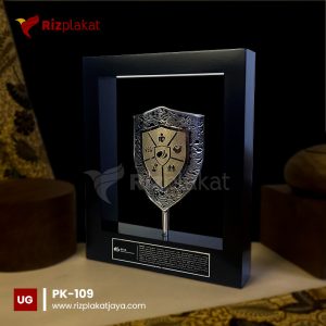 Plakat Kayu Desain Kebudayaan Indonesia
