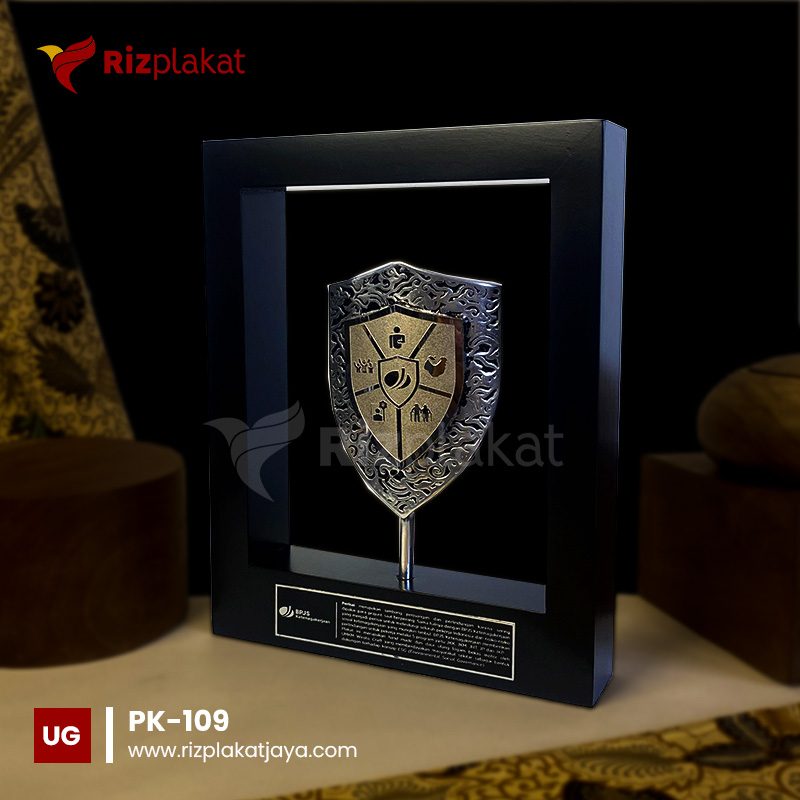 Plakat Kayu Desain Kebudayaan Indonesia