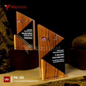 Plakat Kayu Desain Bertumpuk