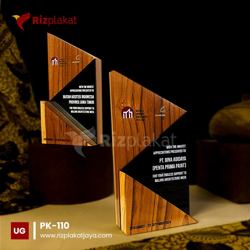 Plakat Kayu Desain Bertumpuk