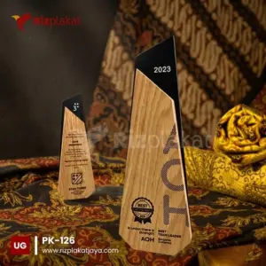 Plakat Kayu Apresiasi Leader Terbaik – Penghargaan Spesial untuk Pemimpin Inspiratif