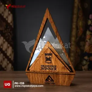 Plakat Kayu Bentuk Segitiga Kombinasi Akrilik – Tampilan Dinamis untuk Penghargaan Eksklusif