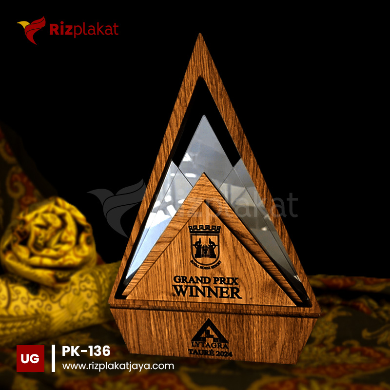PK-136 Plakat Kayu Bentuk Segitiga Kombinasi Akrilik