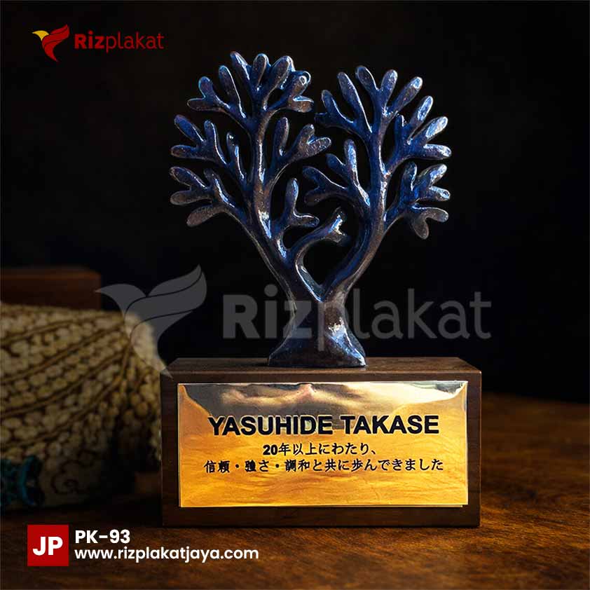 Plakat Kayu Unik dengan Tulisan Bahasa Jepang – Cinderamata Elegan Bernuansa Budaya