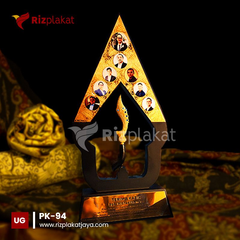 Plakat Kayu untuk Hadiah Purnabakti Karyawan Terbaik