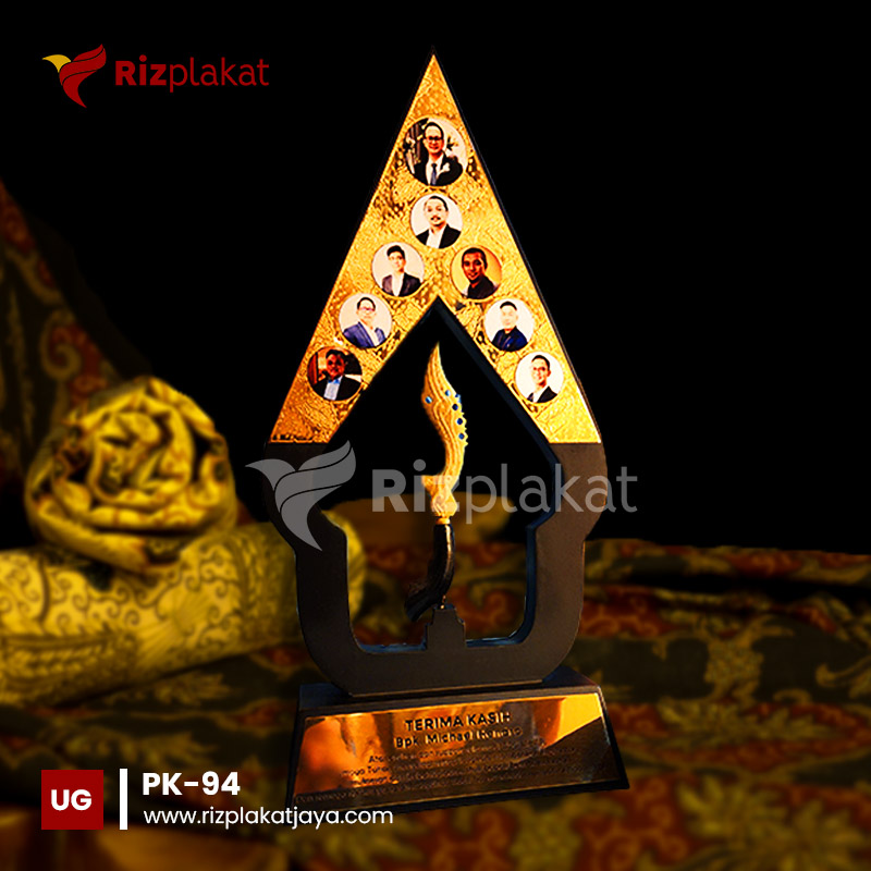 PK-94 Plakat Kayu untuk Hadiah Purnabakti Karyawan Terbaik