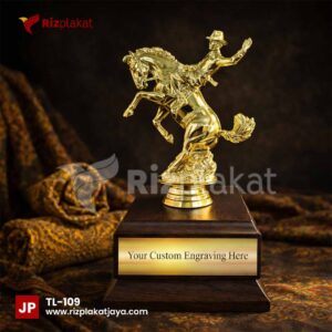 Piala Logam Patung Berkuda – Trofi Eksklusif Penuh Kekuatan dan Kejayaan