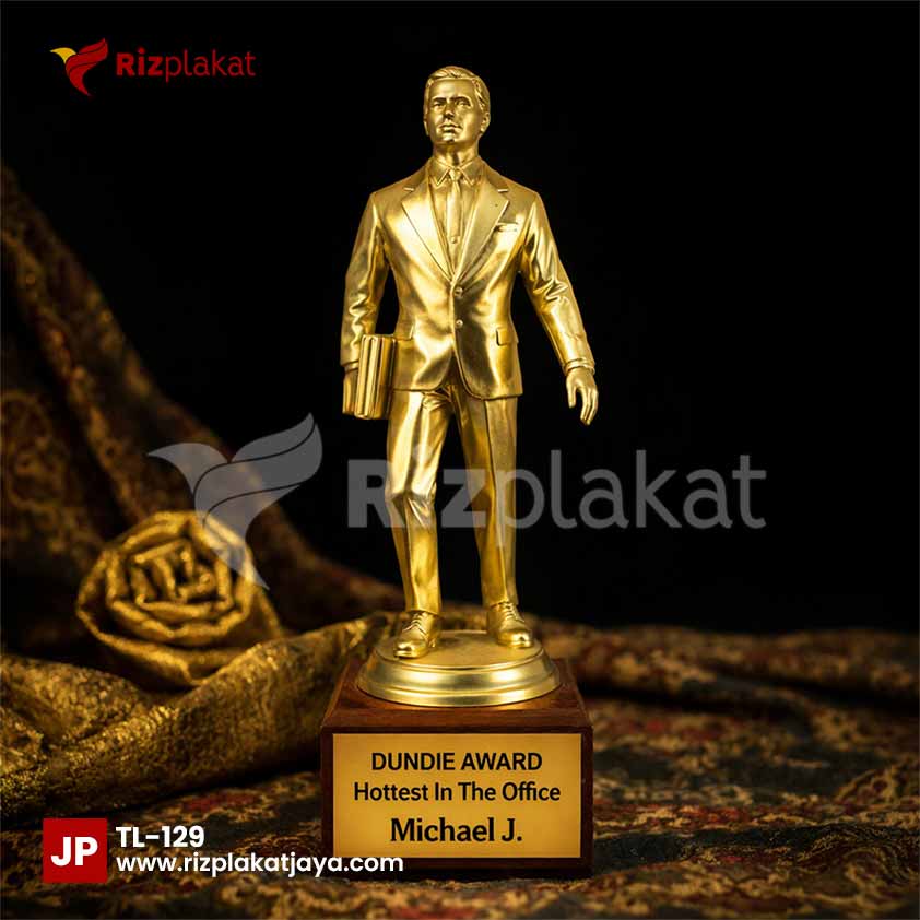 Piala Logam Bentuk Patung Manusia – Simbol Kemenangan dengan Nilai Artistik Tinggi
