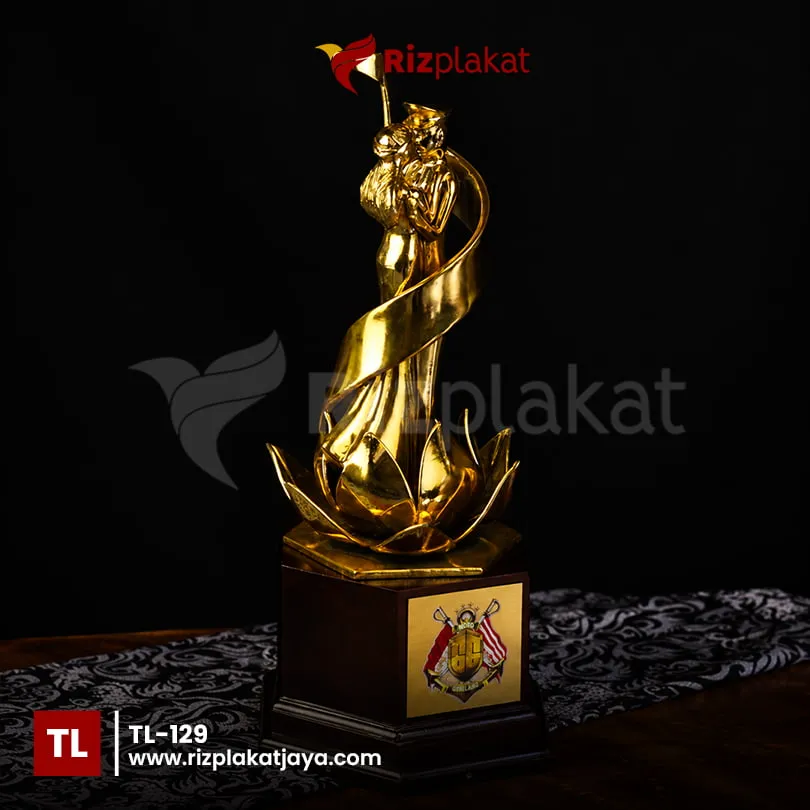 Piala Logam Bentuk Patung Manusia – Simbol Kemenangan dengan Nilai Artistik Tinggi