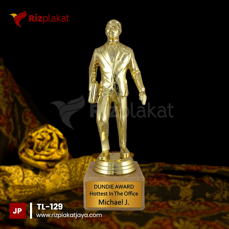 TL-129 Piala Logam Bentuk Patung Manusia