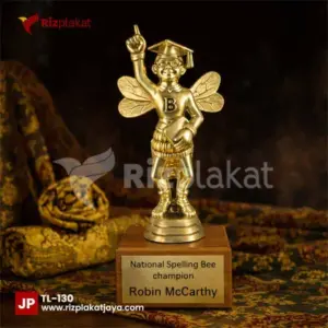 Piala Logam Berbentuk Karakter