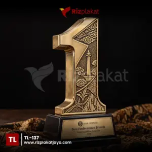 Piala Logam Bentuk Angka Satu – Simbol Kemenangan dan Keunggulan