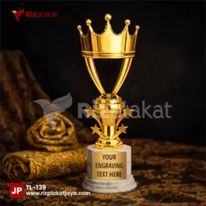 Trophy Logam Bentuk Mahkota – Simbol Kejayaan dan Kemenangan Bergaya Royalti
