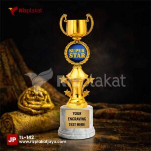 Piala Logam dengan Emblem Bulat – Simbol Formalitas dan Prestise yang Menyatu Elegan