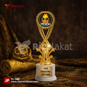 Piala Logam Desain Dua Pilar Menyilang – Simbol Kolaborasi dan Keseimbangan dalam Prestasi
