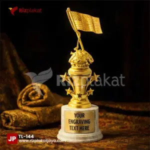 Trophy Logam Bentuk Custom Bendera – Simbol Kemenangan, Identitas, dan Semangat Juang
