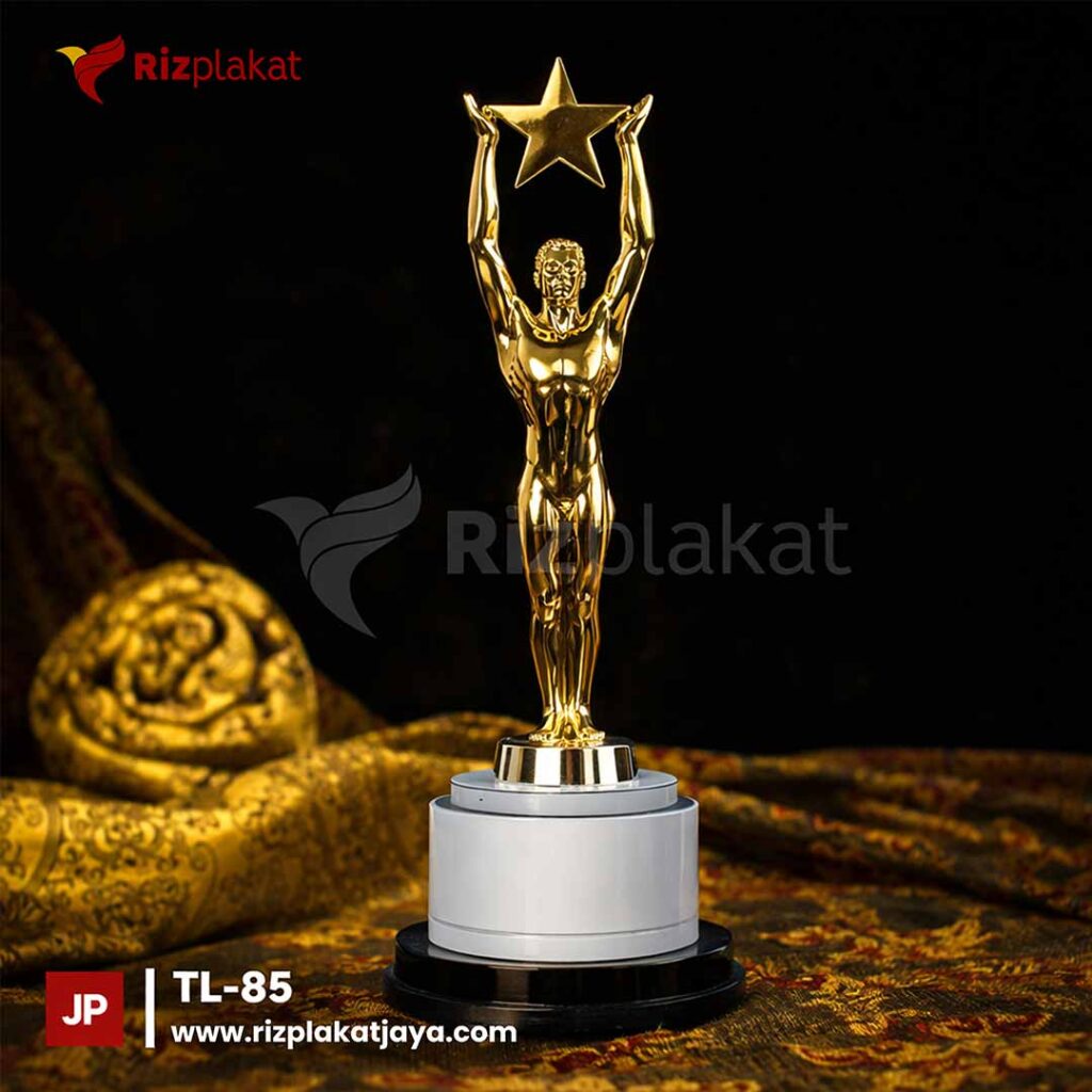 Trophy Logam dengan Patung Mini – Simbol Elegan untuk Penghargaan Spesial