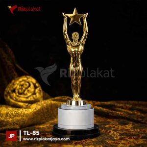 Trophy Logam dengan Patung Mini – Simbol Elegan untuk Penghargaan Spesial