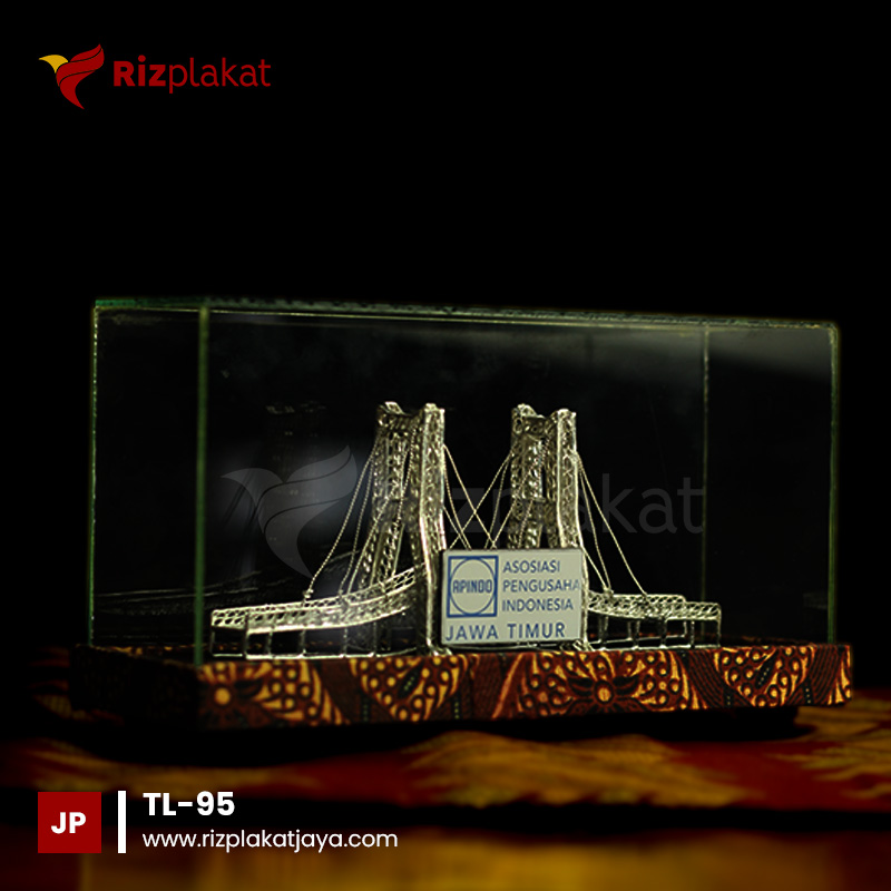 TL-95 Piala Logam Pengusaha Indonesia