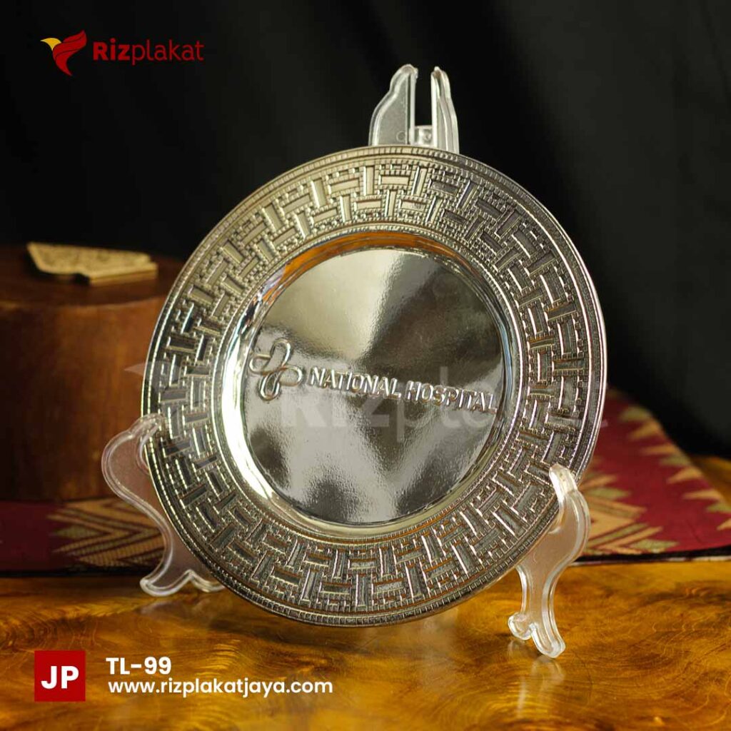 Trophy Logam Bentuk Piring – Cendera Mata Eksklusif Bernuansa Tradisi & Kehormatan