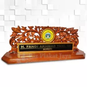 fungsi papan nama kayu