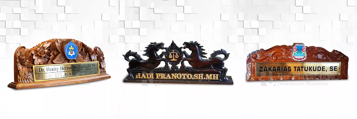 fungsi papan nama meja