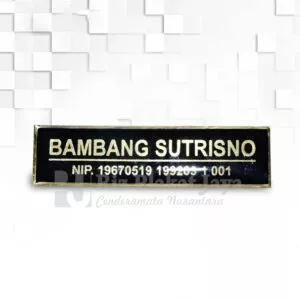 papan nama dada guru