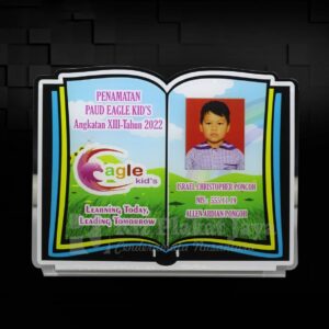 contoh vandel wisuda akrilik
