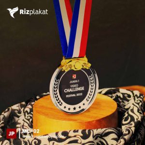 medali wisuda kristal