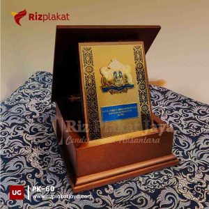 plakat kayu kadin