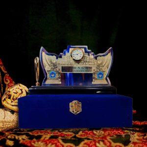 Plakat Fiber Eksklusif dengan Desain Kombinasi Jam Meja