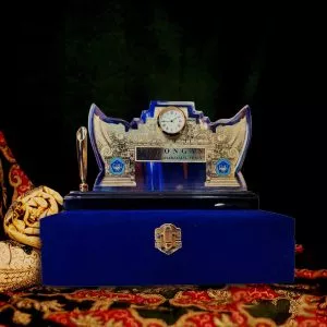 Plakat Fiber Eksklusif dengan Desain Kombinasi Jam Meja