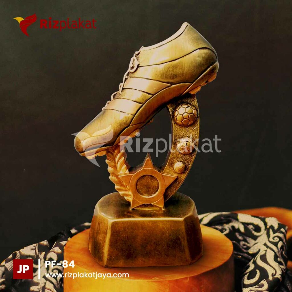 plakat fi ber bentuk sepatu futsal