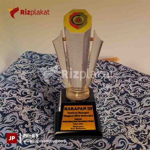 Plakat Resin dengan Logo Perusahaan