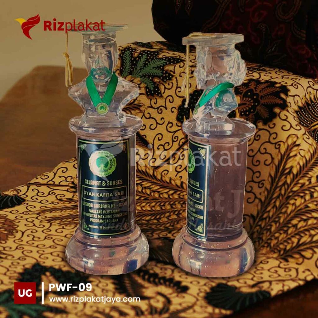 souvenir patung wisuda resin