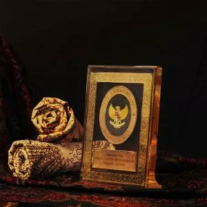 Plakat Fiber Eksklusif Didesain Tradisional dan Modern