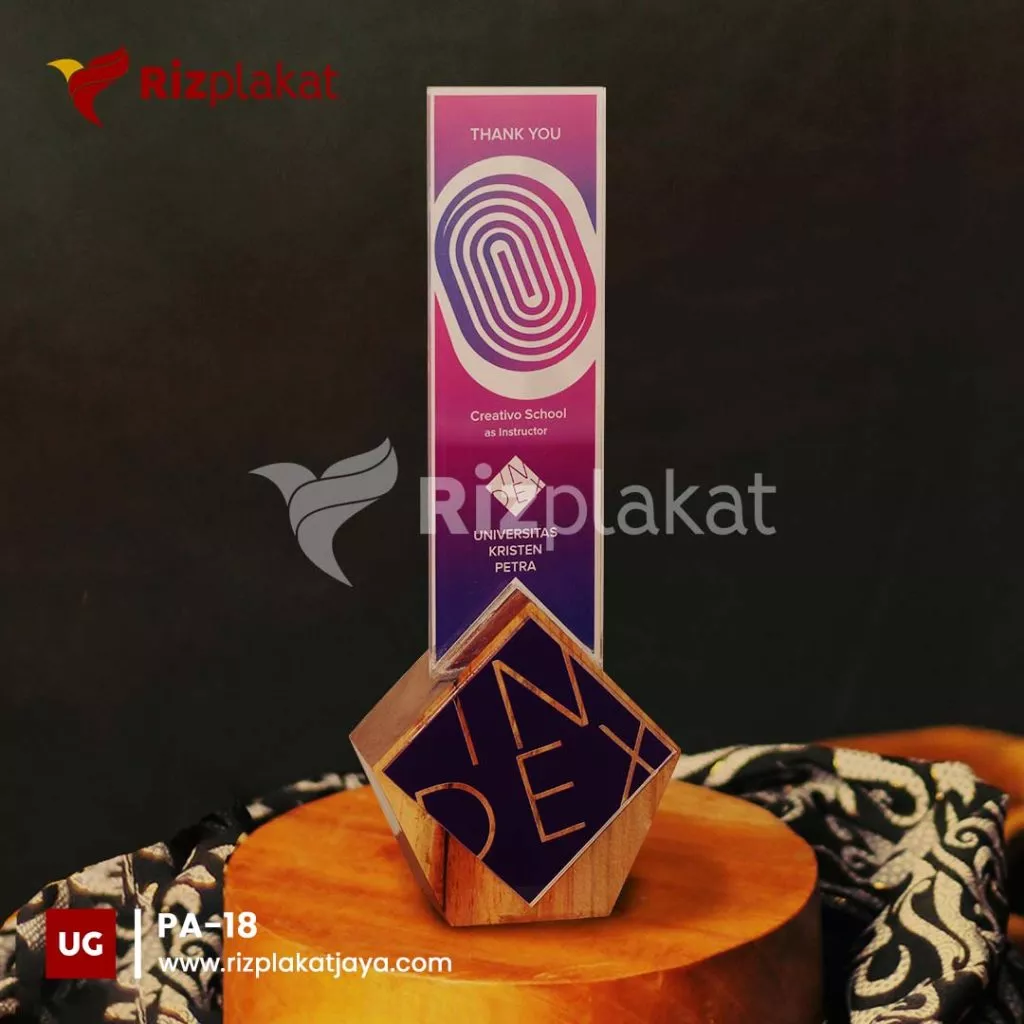 Plakat Akrilik Futuristik Universitas Kristen Petra